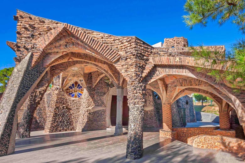 Scorcio laterale della Cripta di Gaudí